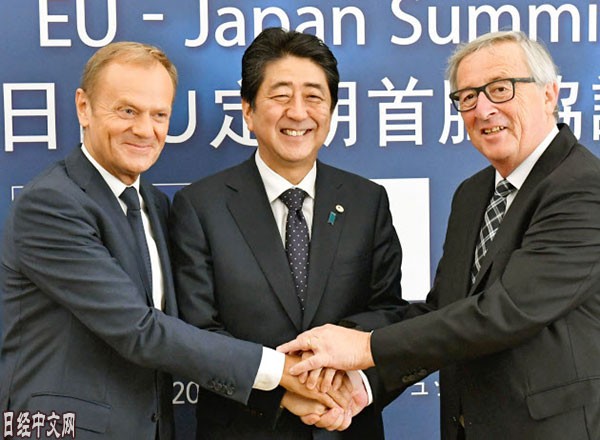 日本首相安倍晉三(中)、歐洲理事會主席圖斯克(左)、歐盟委員會主席容克。（圖源：日經中文網）