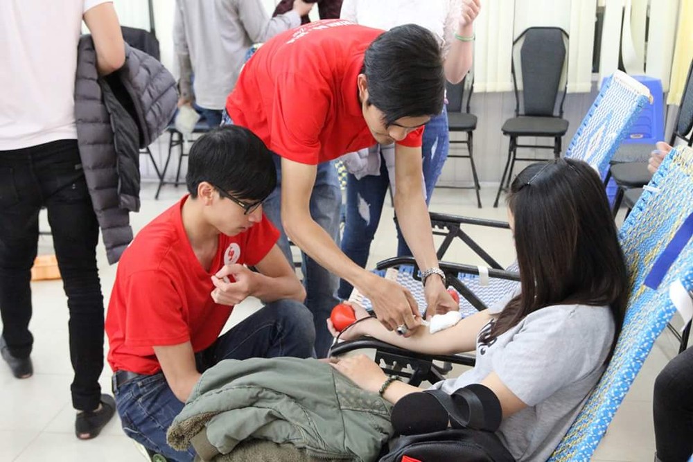 圖為參加捐血的青年。（圖源：心雨）