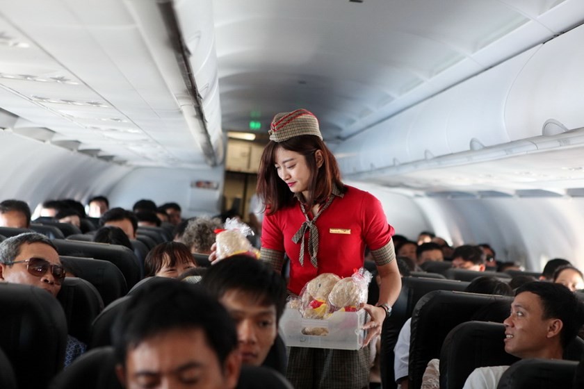 圖為越捷空姐在為乘客提供餐食服務。（示意圖源：互聯網）