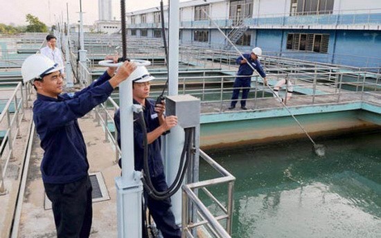 新協自來水廠的技術人員在檢測水質的酸堿度。（圖源：賢梅）
