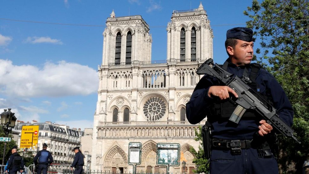 法國民警在巴黎聖母院大教堂附近巡邏。（圖源：路透社）