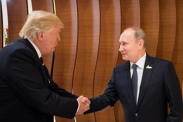 美國總統特朗普與俄羅斯總統普京在漢堡首次正式會晤。（圖源：路透社）