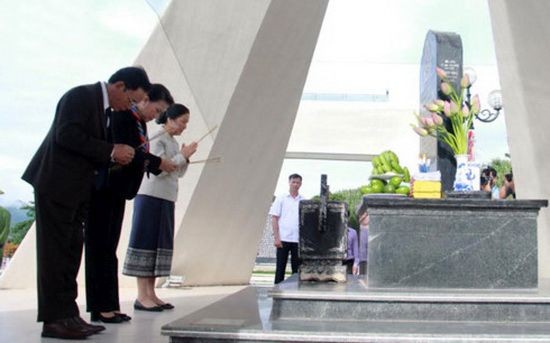 越老兩國國會主席在山羅娜波嶺西進第52團歷史遺跡區向各位英雄烈士上香緬懷。（圖源：VOV）
