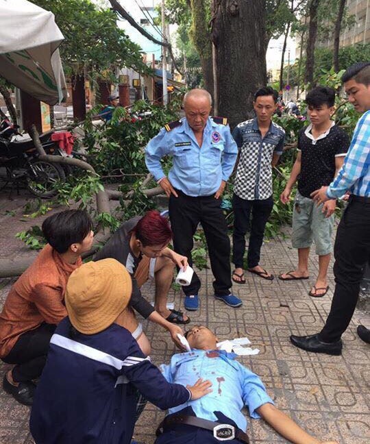 在等救護車來的同時，路過民眾好心為頭部受傷的保安員用棉紙止血。（圖源：歸軒）