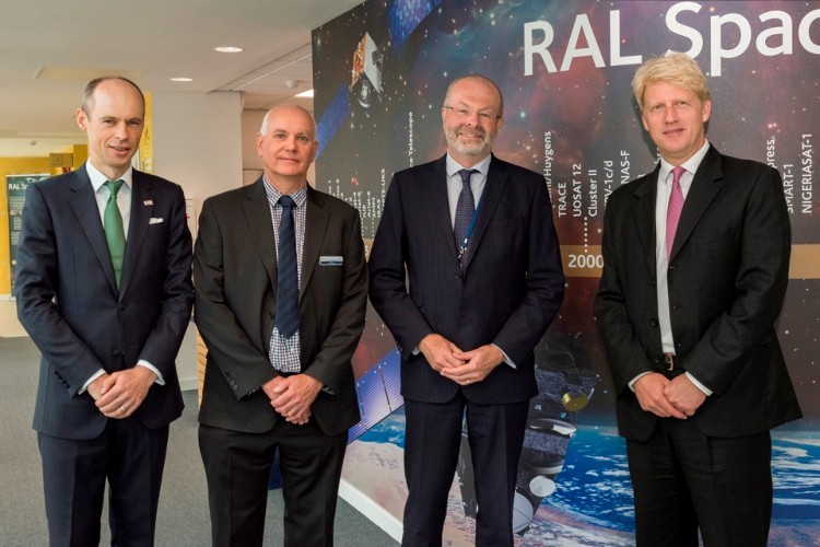 （左起）Graham Turnock博士、Chris Mutlow博士、Brian Bowsher博士和Jo Johnson博士參觀盧瑟福空間實驗室。（圖源：互聯網）