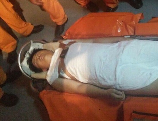 及時獲救的中國船員Cui Jisheng被送往慶和省芽莊市醫院接受治療。（圖源：阮鐘）