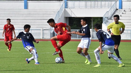 越南U15隊（紅衣）逆轉柬埔寨隊。