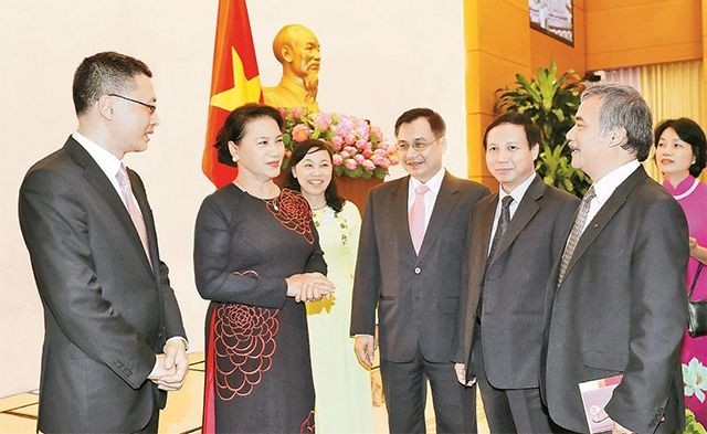 國會主席阮氏金銀與越南駐外國各外交代表機關首長交流意見。（圖源：仲德/越通社）