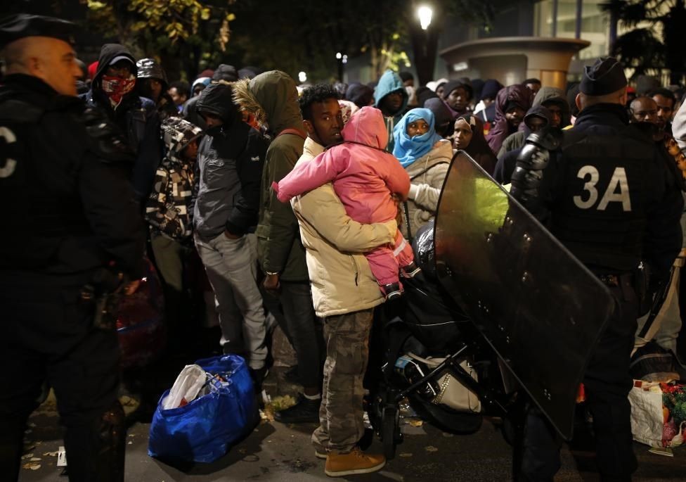 法國警方對巴黎市內東北部的移民帳篷營地進行疏散和清除。（圖源：路透社）