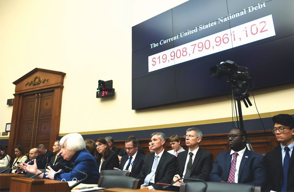 美國聯邦儲備委員會主席耶倫（前）出席國會眾議院金融服務委員會的聽證會。(圖源：互聯網)