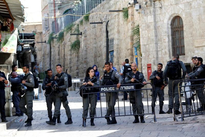耶路撒冷舊城發生襲擊事件後，警方立即封鎖現場。（圖源：路透社）