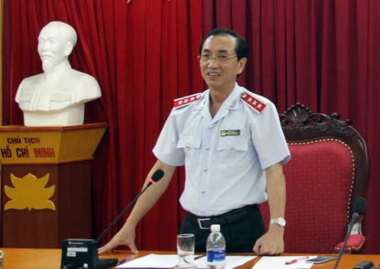 政府監察署副總署長鄧功訓在新聞發佈會上公佈《監察決定》。（圖源：Thanhtra.gov.vn）
