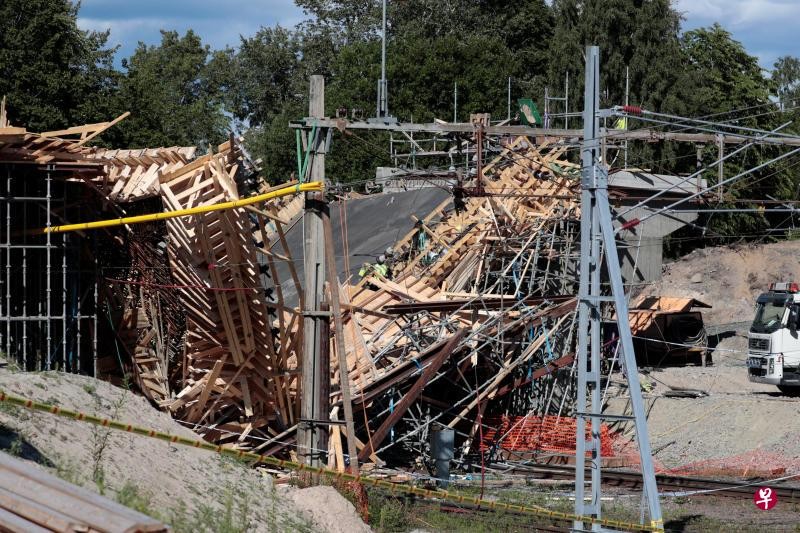 瑞典中部城鎮盧德維卡一座在建的公路橋13日發生垮塌，造成12人受傷，4人死亡。(圖源：路透社)
