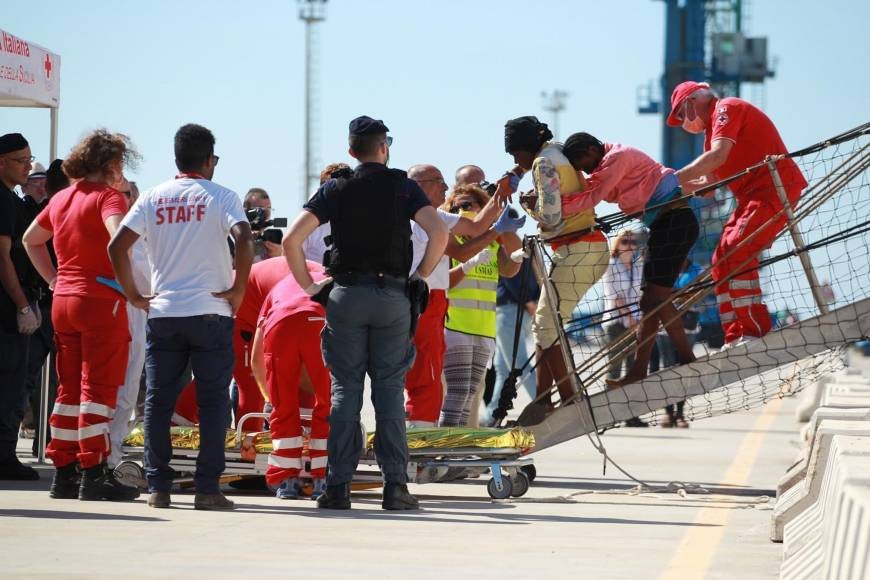 目前正在前往意大利港口的船隻有10艘，在過去幾天裡，有7300多名移民在利比亞海岸拯救。（圖源：MONTANA/AP）