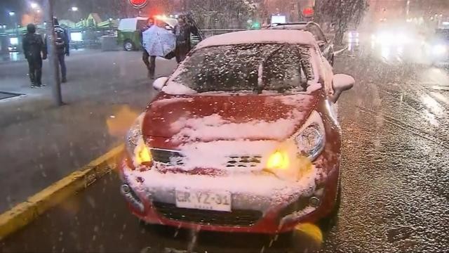 智利首都聖地牙哥受到寒流侵襲，迎來一場罕見的大雪。（圖源：互聯網）
