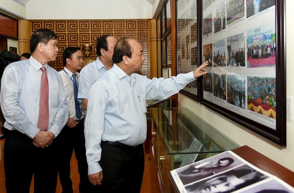 阮春福總理參觀西進第 52 團歷史遺跡紀念區。(圖源：VGP)