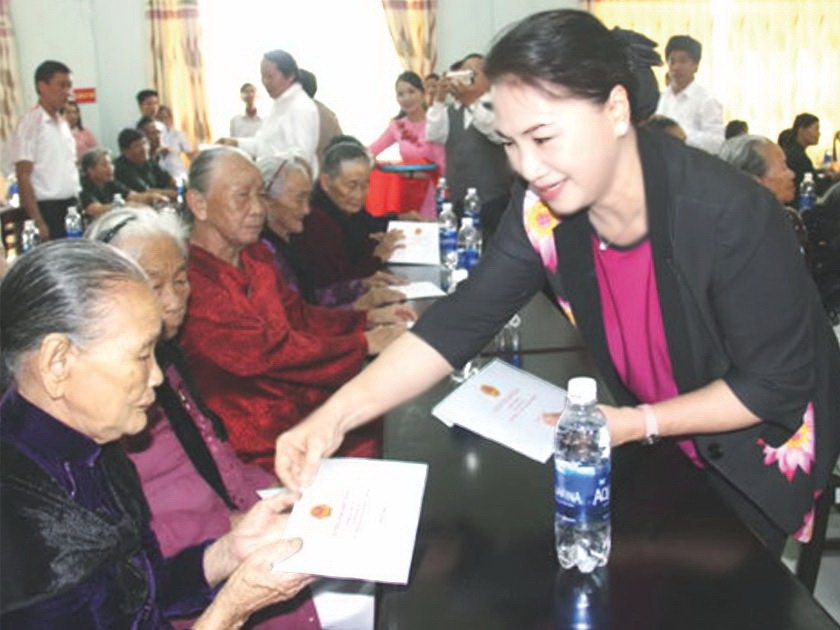 國會主席阮氏金銀向越南英雄母親贈送禮物。