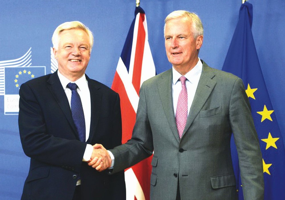 英國“脫歐”事務大臣戴德偉與歐盟首席談判巴尼耶（右）握手。(圖源：互聯網)