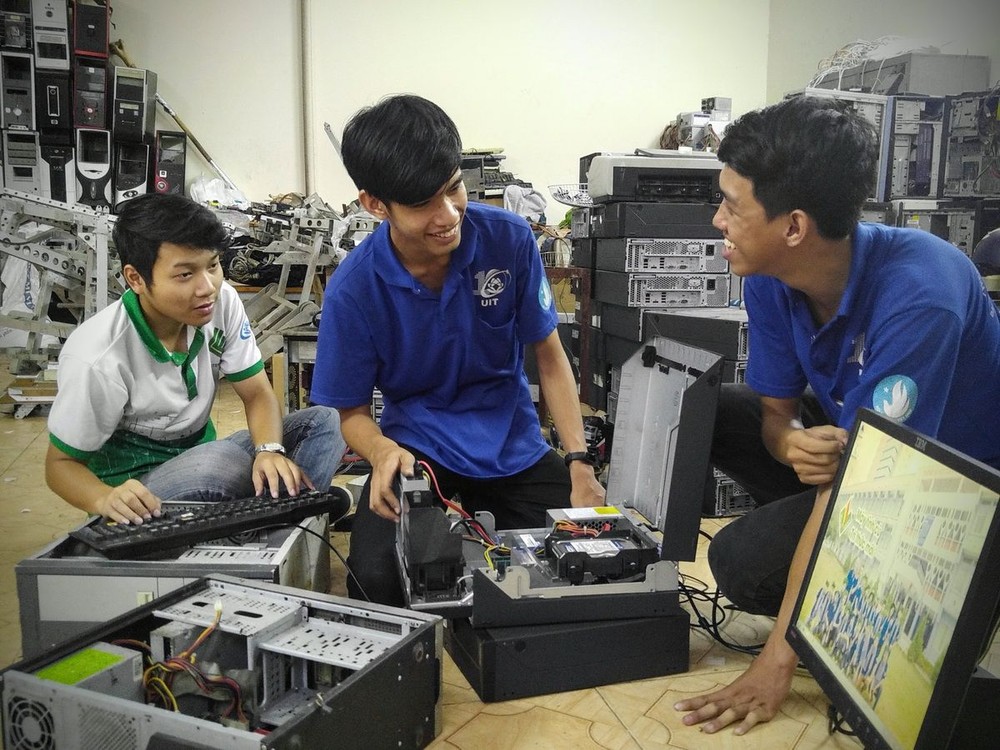 志願服務的大學生正在維修、翻新舊電腦。