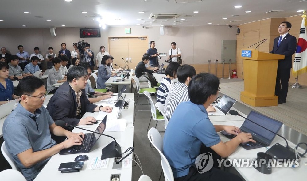 7月17日，在韓國中央政府首爾辦公大樓，統一部長官趙明均召開記者會，呼籲朝鮮積極回應韓方舉行韓朝軍事會談和紅十字會談的提議。（圖源：韓聯社）