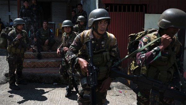 菲軍方與反政府武裝“穆特組織”和阿布沙耶夫武裝分子已在馬拉維市交火56天，仍未收復馬拉維市。（圖源：AP）