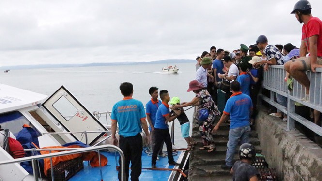 遊客上船離開姑蘇島返回陸地。（圖源：互聯網）
