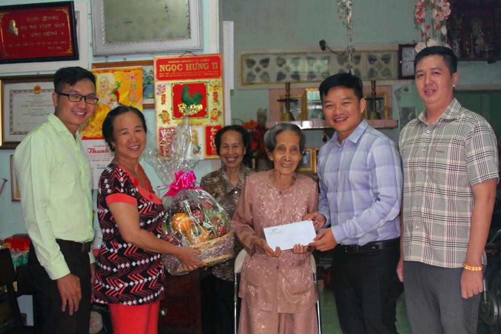 萬盛發集團代表向越南英雄母親阮氏幀贈送禮物。