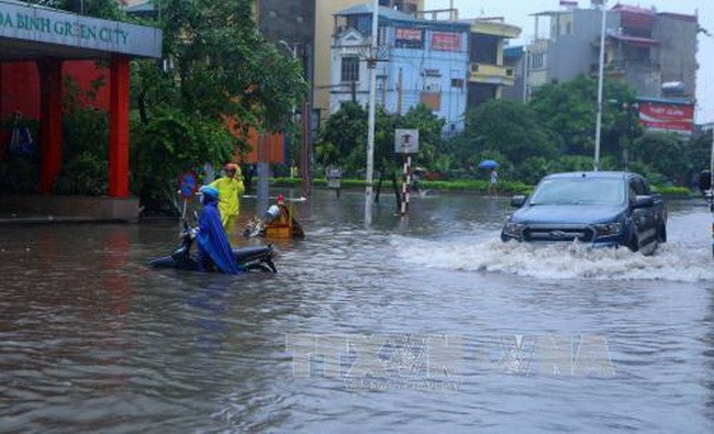 大暴雨河內嚴重受淹，多條街道變“河道”。（圖源：越通社）