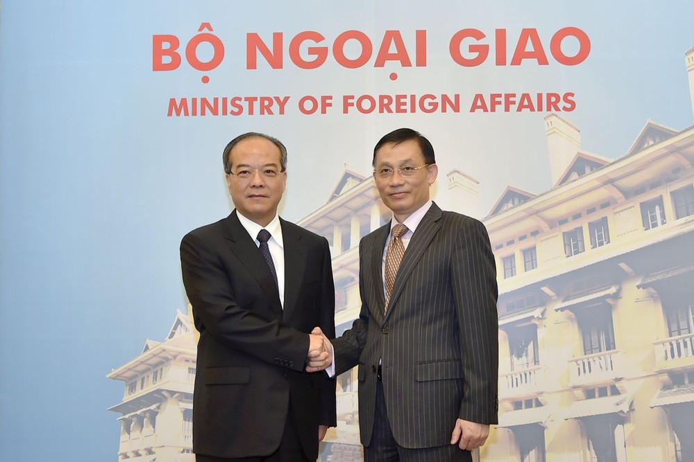 外交部副部長黎懷忠(右）與中國廣東省常務副省長林少春在會議前相互握手合影。（圖源：外交部）
