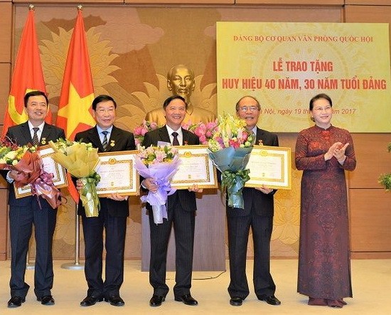 原國會主席阮生雄(右二) 榮獲40年黨齡紀念章。（圖源：廷南）