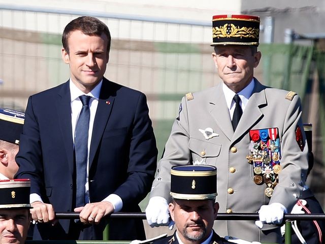 法國總統馬克龍(左)和皮埃爾·德維里耶(右)。（圖源：互聯網）
