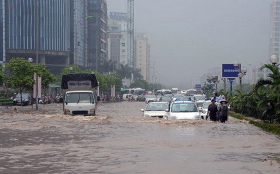 2號颱風帶來暴風雨致河內市多區浸水嚴重。（圖源：VOV）