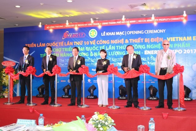 圖為2017年第十屆越南國際電力設備與技術展暨第七屆越南國際節能產品技術及綠色能源展覽開幕剪綵儀式。（圖源：互聯網）