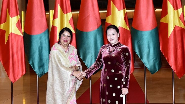 國會主席阮氏金銀(右)與孟加拉人民共和國議會議長希琳•沙爾敏•喬杜里。（圖源：登科）