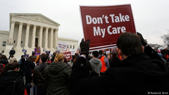 美國各地民眾遊行要求保留奧巴馬醫保。（圖源：Deutsche Welle）