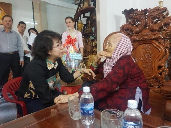 市越南祖國陣線委員會主席蘇氏碧珠看望越南英雄母親阮氏世。（圖源：互聯網）