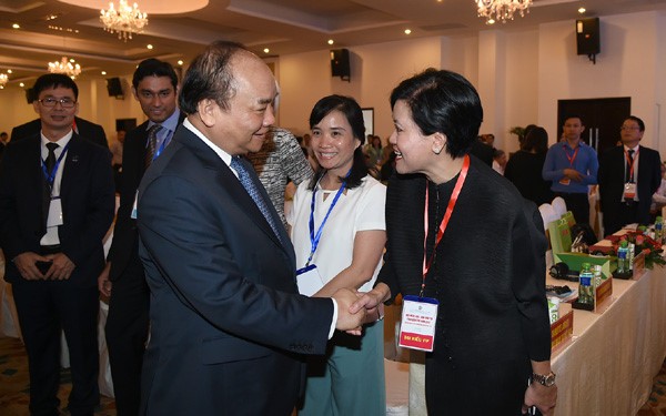 政府總理阮春福與投資商交談。（圖源：互聯網）