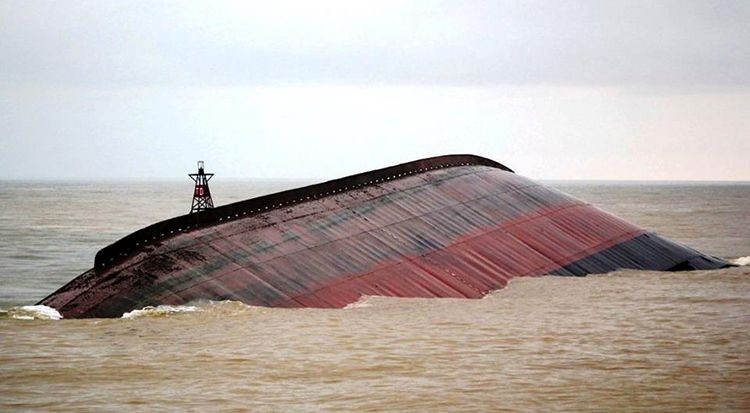 圖為“VTB 26”號貨船遭2號颱風擊沉。（圖源：互聯網）