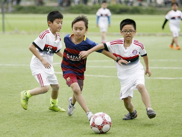 眾多少兒參加足球運動。（圖源：互聯網）