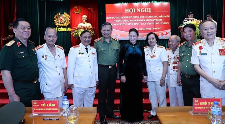 國會主席阮氏金銀(中)、公安部長蘇霖(左四)與代表們在表彰會議上合影留念。（圖源：仲德/越通社）