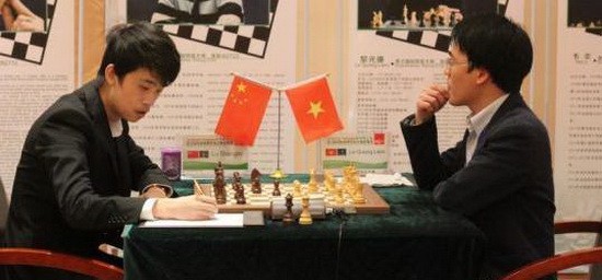 越南棋手黎光廉（右）在比賽中。(圖源：互聯網)