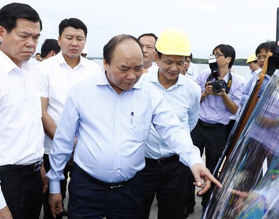 阮春福總理聽取丐密港領導匯報港口的規劃與發展導向。（圖源：越通社）