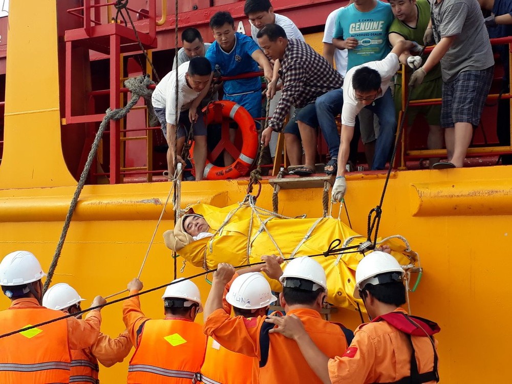 船員們一起將中風船員轉移到SAR 413專用救護船。（圖源：VOV）
