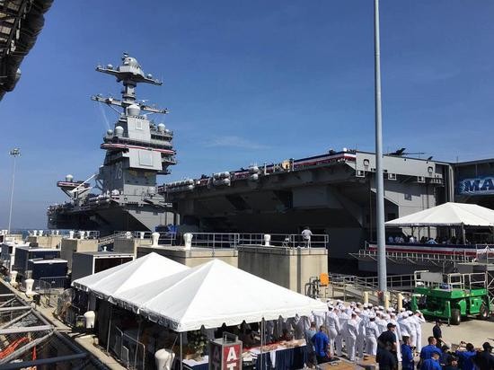 數千名美國民眾也來到諾福克海軍基地，觀看航母的服役儀式。(圖源：互聯網)
