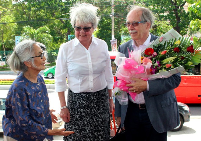 赫拉爾杜斯‧霍夫特(右)教授偕同夫人抵達平定省參加在歸仁市舉辦的關於宇宙科學的活動。（資料圖：M.Hoàng）