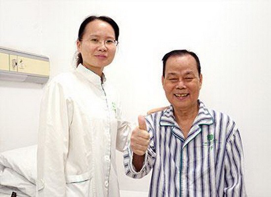 病情好轉，黃育敬和林菁醫生在一起開心合影。