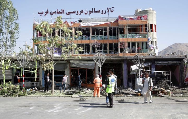 圖為喀布爾爆炸現場，死亡人數已升至35人。（圖源：互聯網）