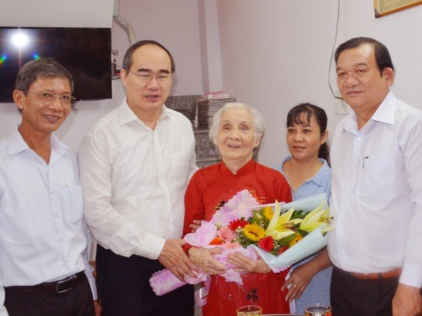 市委書記阮善仁(左二)同本市代表團看望越南英雄母親黎氏革。(圖源：Ng.Nam)