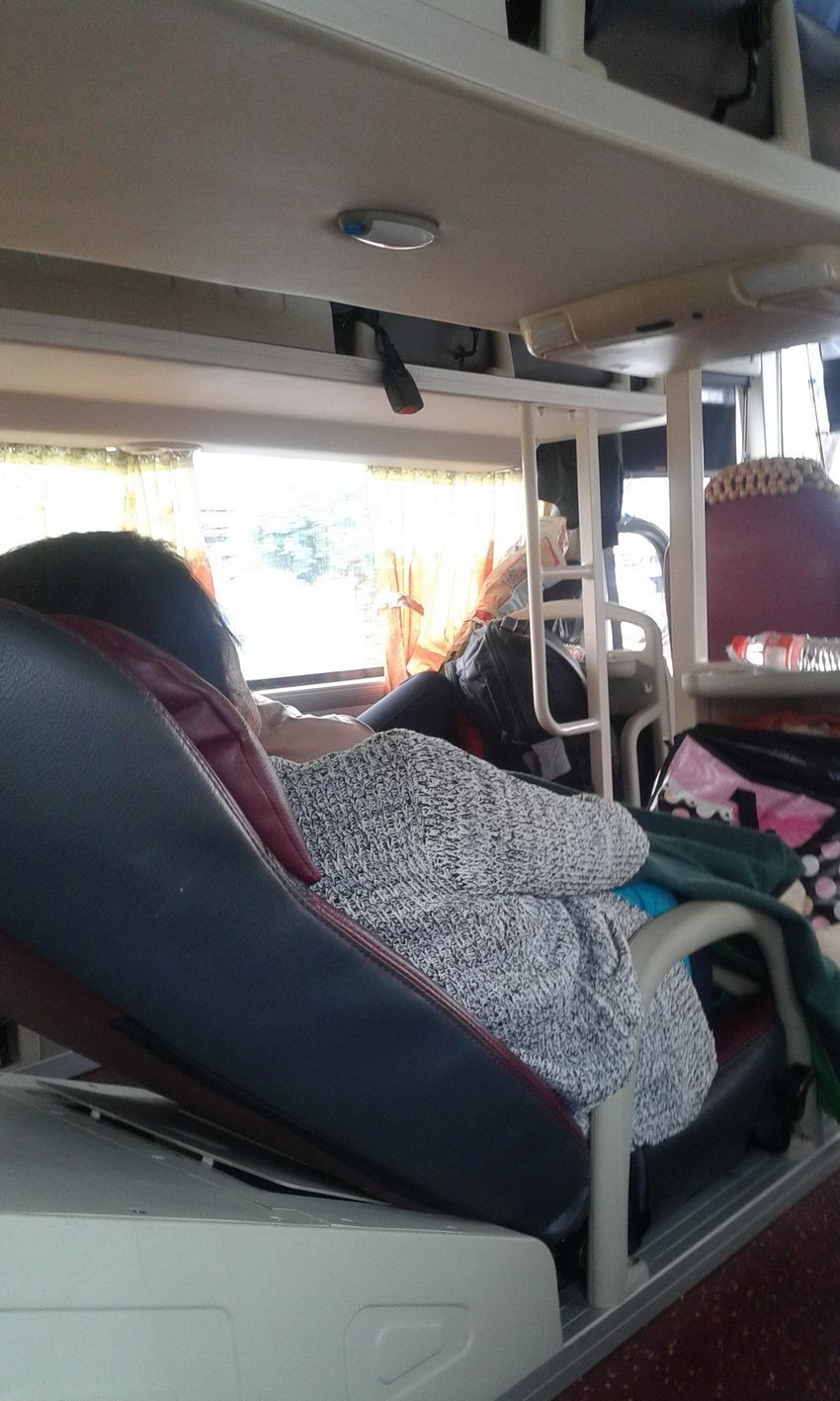 為了坐得舒適，人們在乘搭客車時都沒繫上安全帶。(圖源：互聯網)