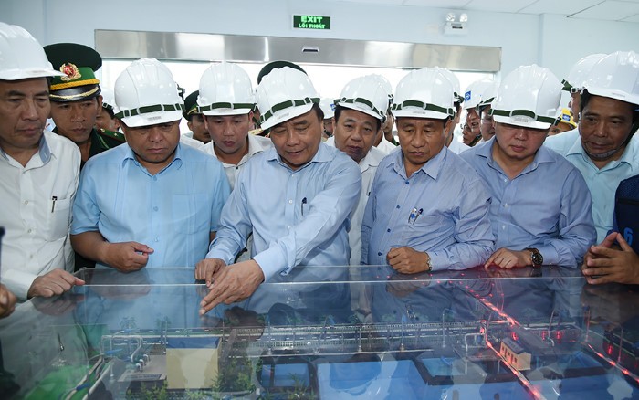 阮春福總理觀看台塑河靖鋼廠規劃模型。（圖源：互聯網）
